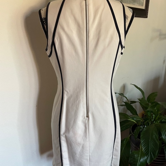 Michael Kors Collection Sheath Dress with Black Trim - Size 8P - Picture 5 of 12